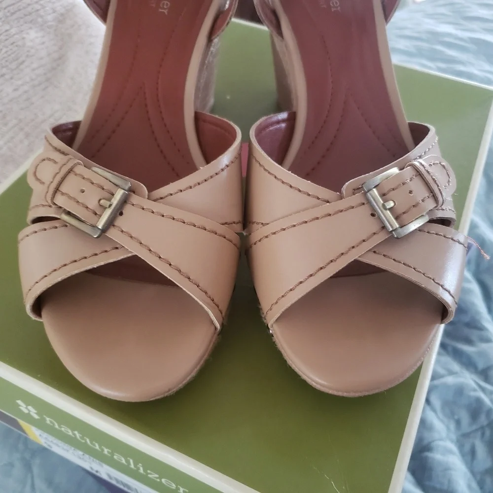 Like new! 9M naturalizer sandals